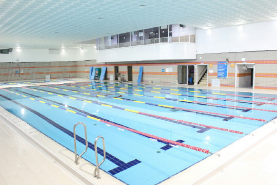 구로구민체육센터 수영장. 구로구는 6일 입장하는 어린이들에게 입장료를 받지 않는다. 구로구 제공